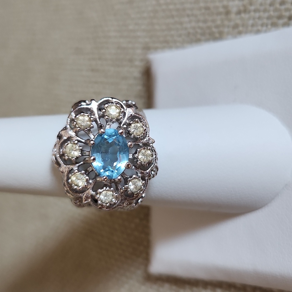 FASHION JEWELRY RING BLUE AND WHITE CZ SIZE 6.5 SILVER TONE. 3/4 " ROUND